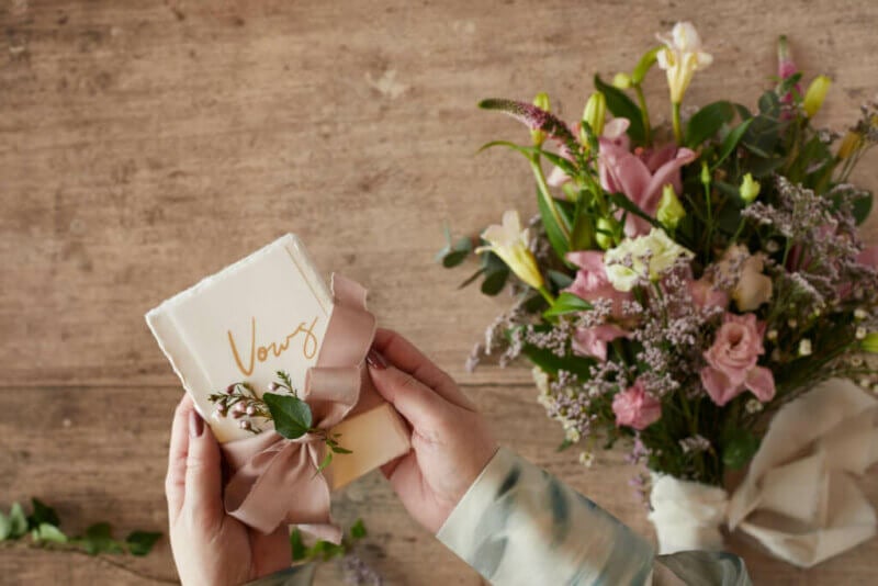 Vœux de marige et bouquet de fleurs