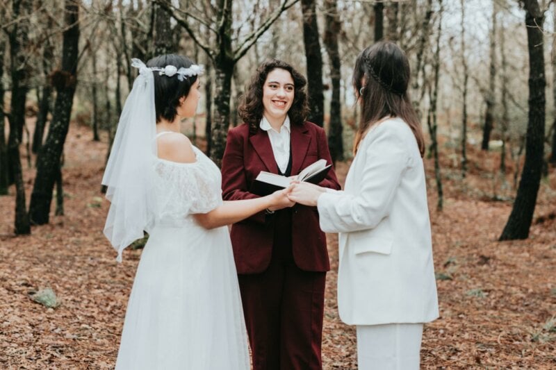 Couple de mariées en pleine cérémonie dans la forêt