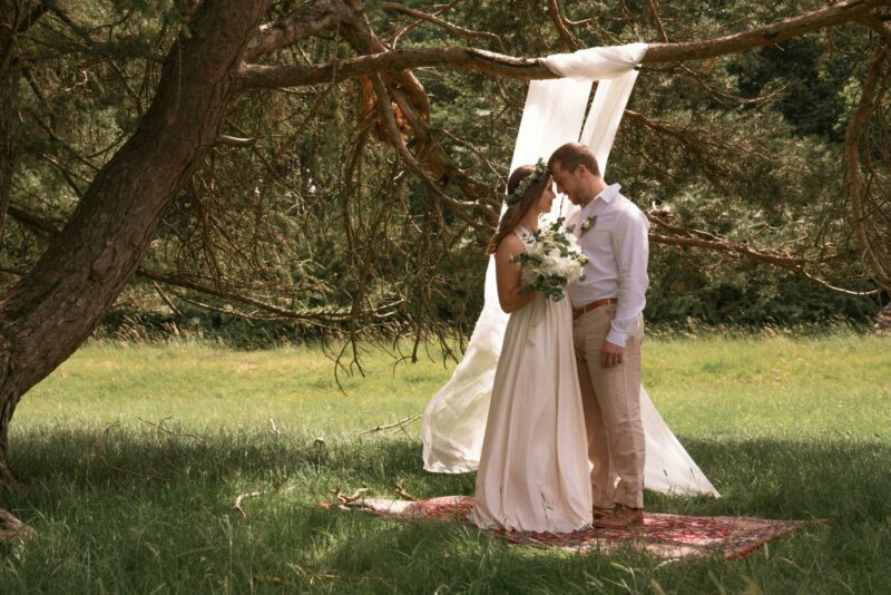 Couple de mariés dans la nature