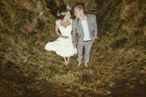 Couple de mariés allongés dans l'herbe