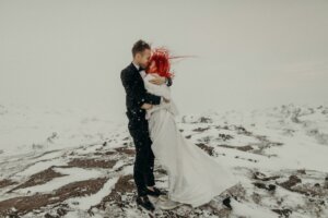 Couple de mariés dans la neige