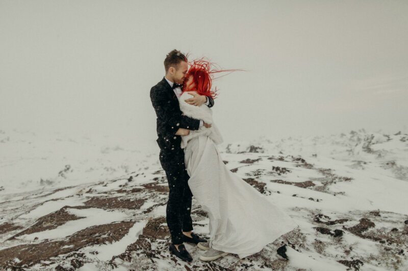 Couple de mariés dans la neige