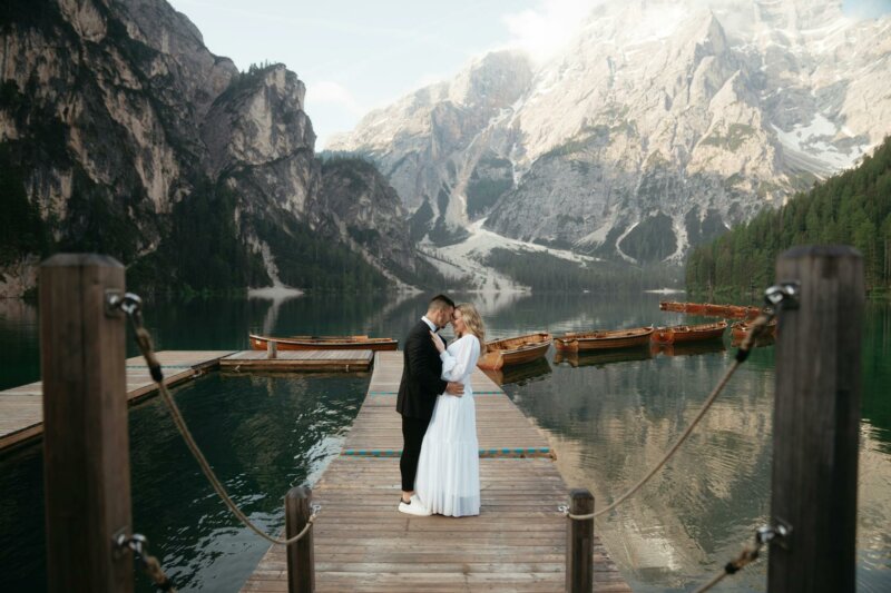 Couple de mariés en montagne