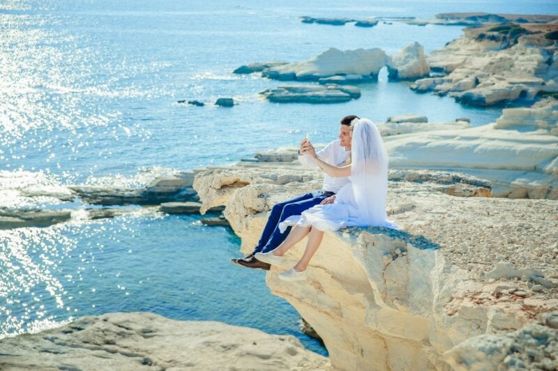 Couple de mariés au bord de la mer sur un rocher