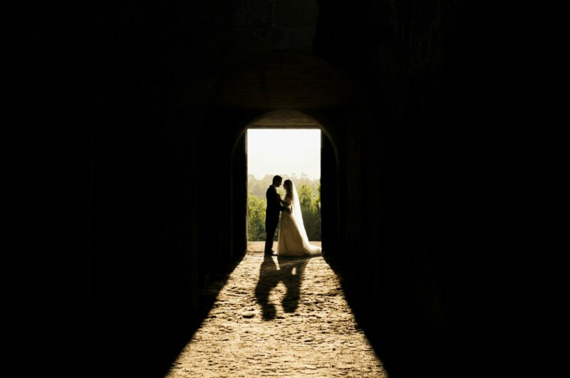 Couple de mariés devant une porte