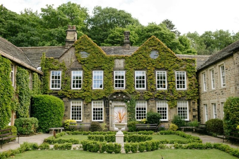 Manoir couvert de lierre