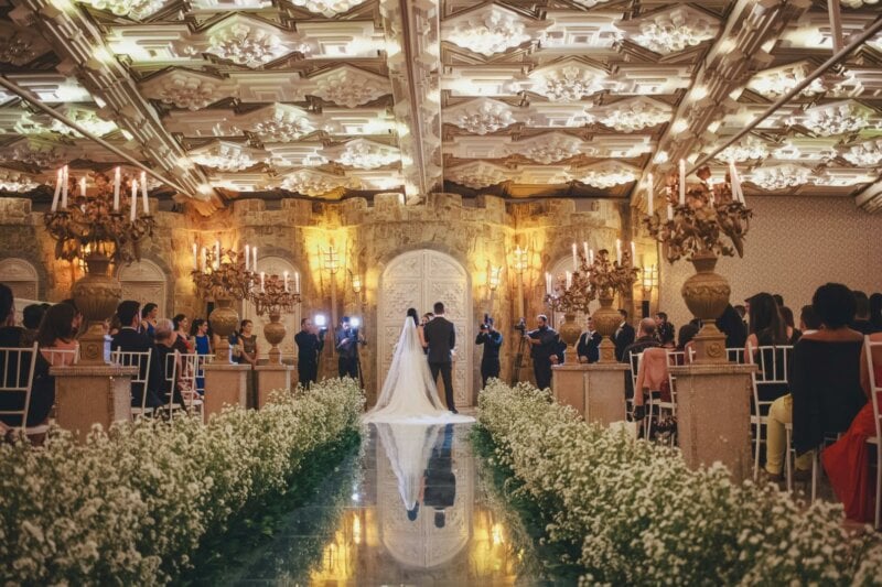 Couple de mariés dans une grande salle décorée