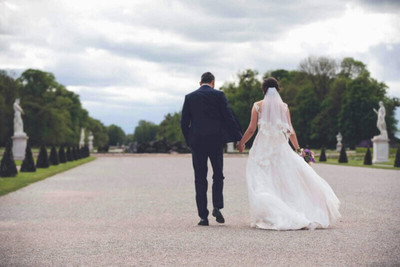 Couple de mariés dans les jardins d'un château