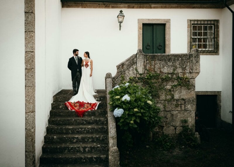 Couple de mariés sur un escalier