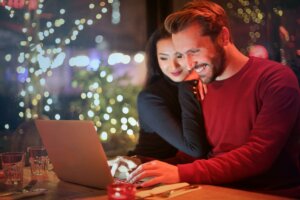 Couple en train de regarder un écran d'ordinateur