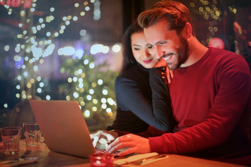 Couple en train de regarder un écran d'ordinateur