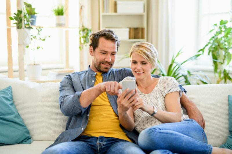 Couple regardant un téléphone portable
