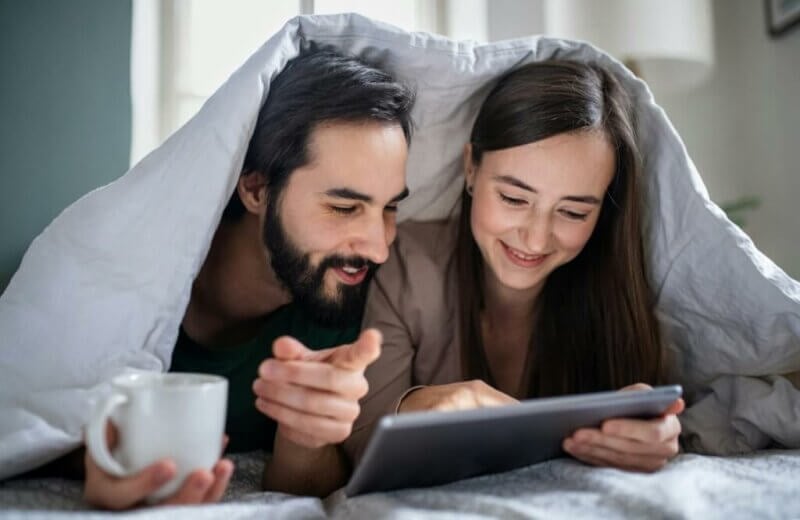 Couple sous une couette