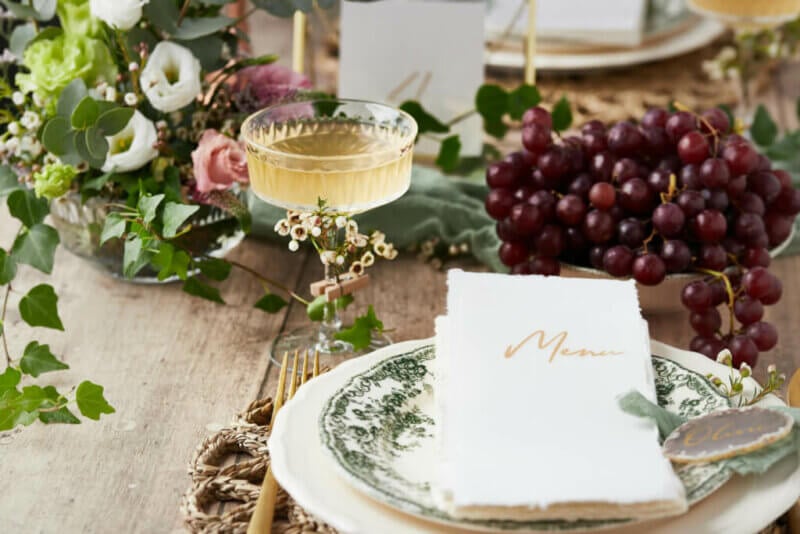 Menu de mariage avec décoration et boisson