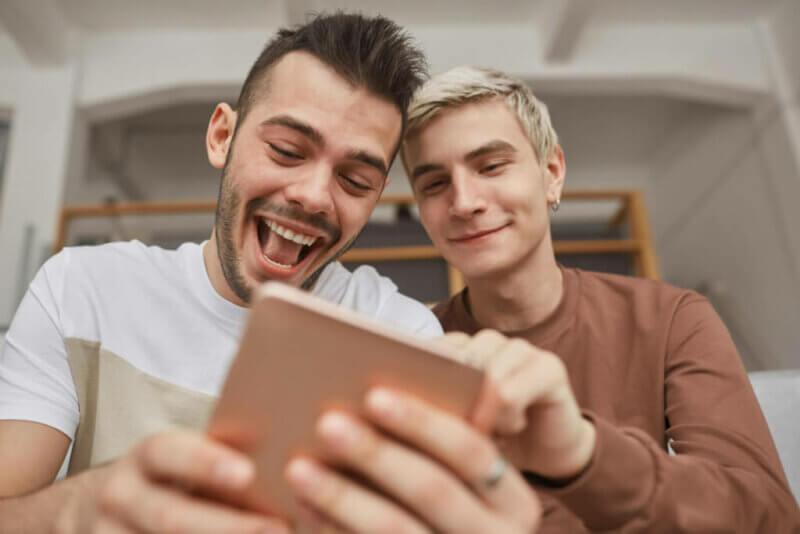 Couple en train de regarder une tablette