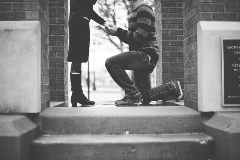Demande en mariage en noir et blanc
