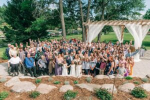 Invités à un mariage vus de haut