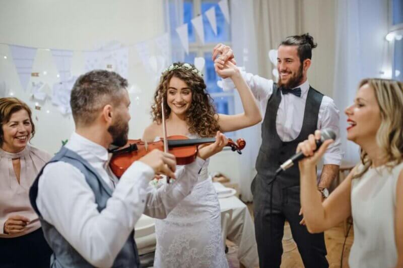 Couple de mariés et musiciens