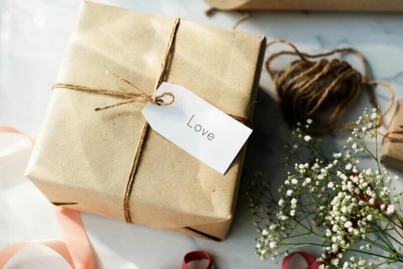 Cadeau avec étiquette love