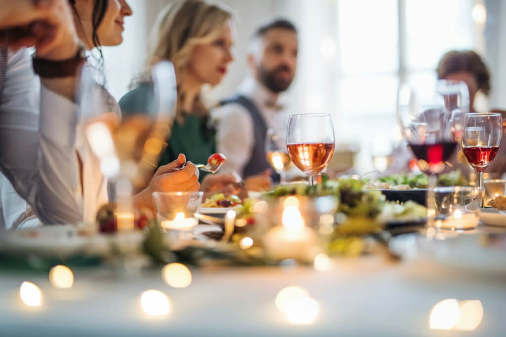 Invités de mariage en train de partager le repas