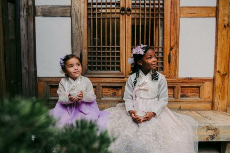 Petites filles assises à un mariage
