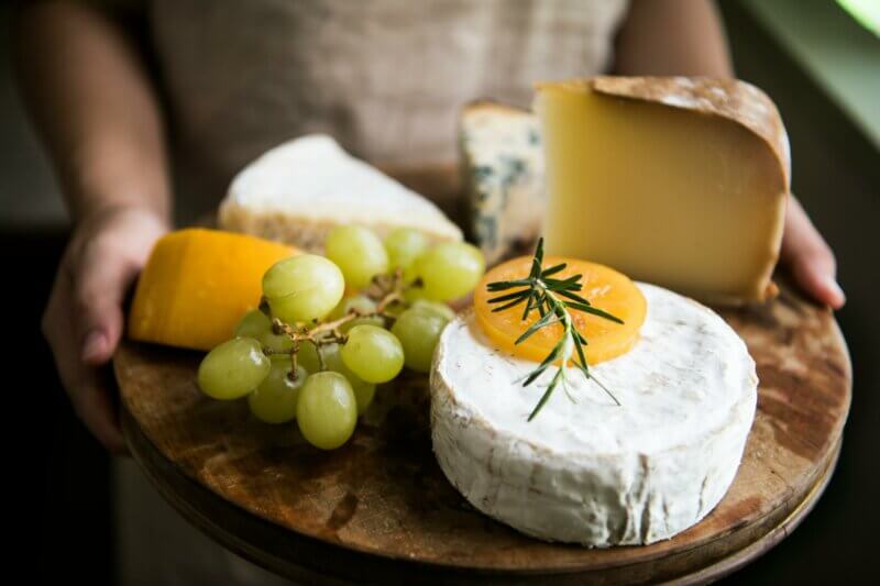 Plateau de fromage avec fruits