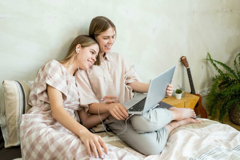 Couple en train de regarder un ordinateur