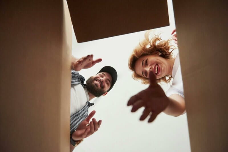Couple au-dessus d'un carton