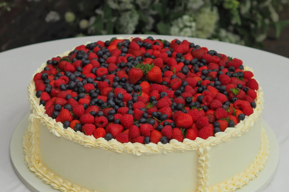 One tier flat wedding cake with berries 