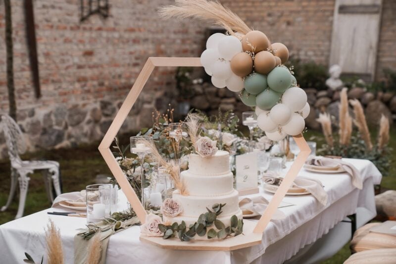 Tisch mit Hochzeitstorte und Dekoration