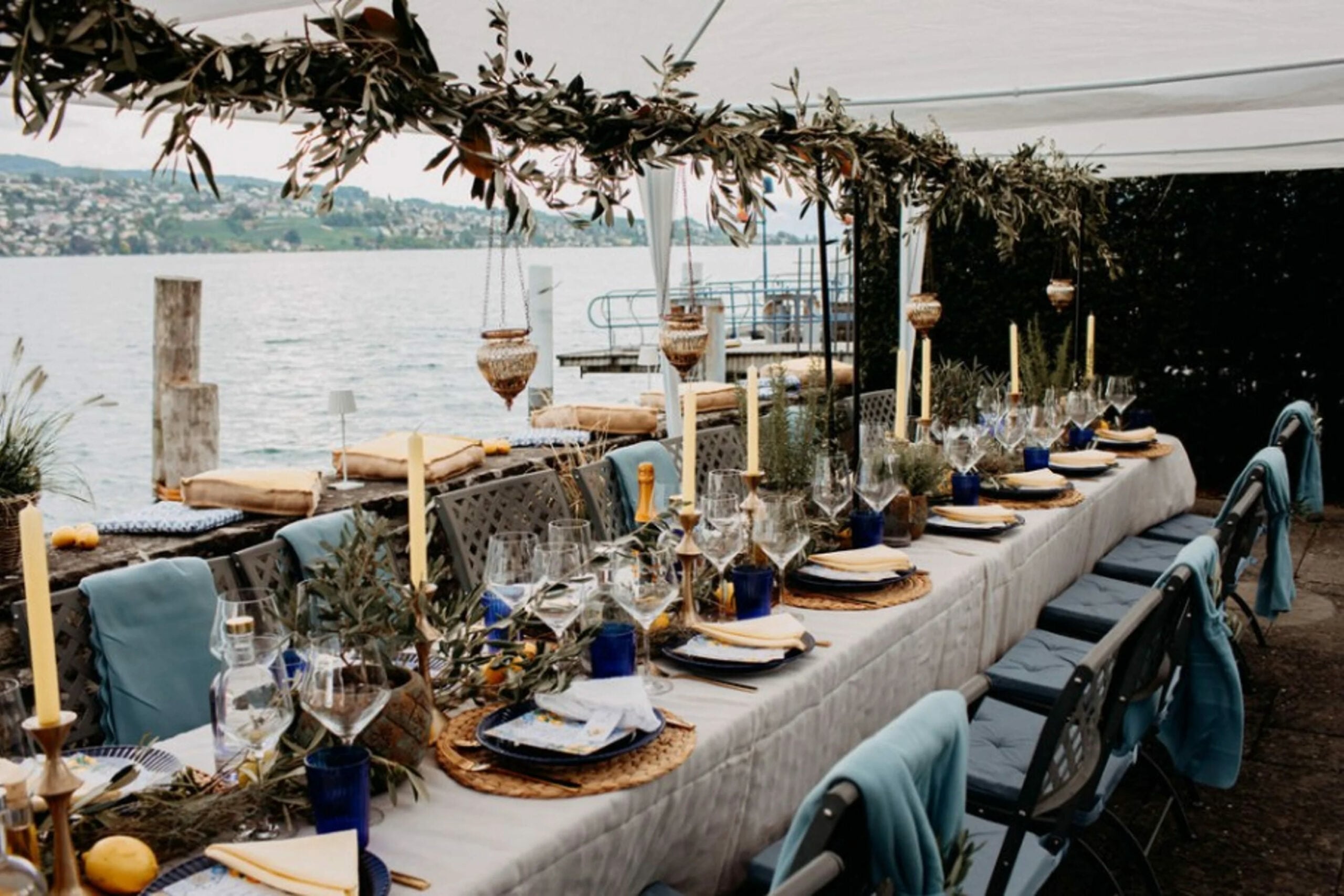 Gedeckte Tische mit Wasserblick