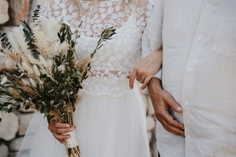 Brautpaar bei einer Boho Hochzeit mit natürlichem Brautstrauß aus Trockenblumen, Pampasgras und Eukalyptus