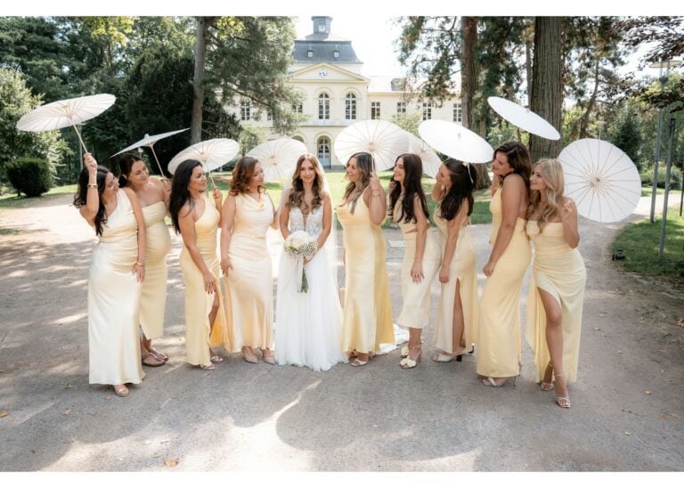 Braut mit Brautjungfern in gelben Kleidern bei einer Sommerhochzeit im Schlosspark