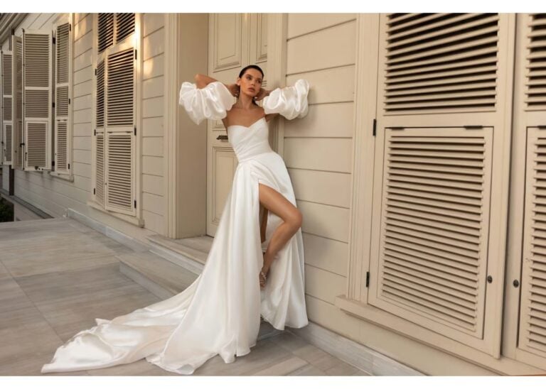 Modernes schulterfreies Brautkleid mit Puffärmeln und hohem Beinschlitz