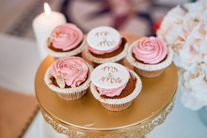 Hochzeitscupcakes mit Rosendesign und "Mr. & Mrs."-Schriftzug
