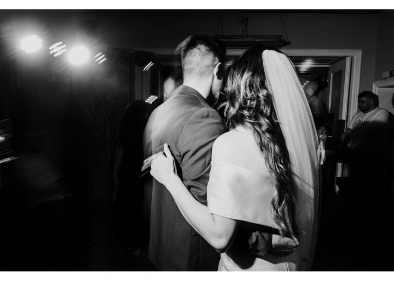 Braut und Bräutigam tanzen eng umarmt auf der Hochzeitsfeier