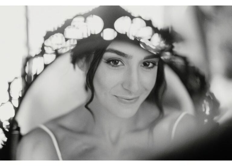 Schwarz-weiss Porträt einer Braut beim Getting Ready vor dem Spiegel