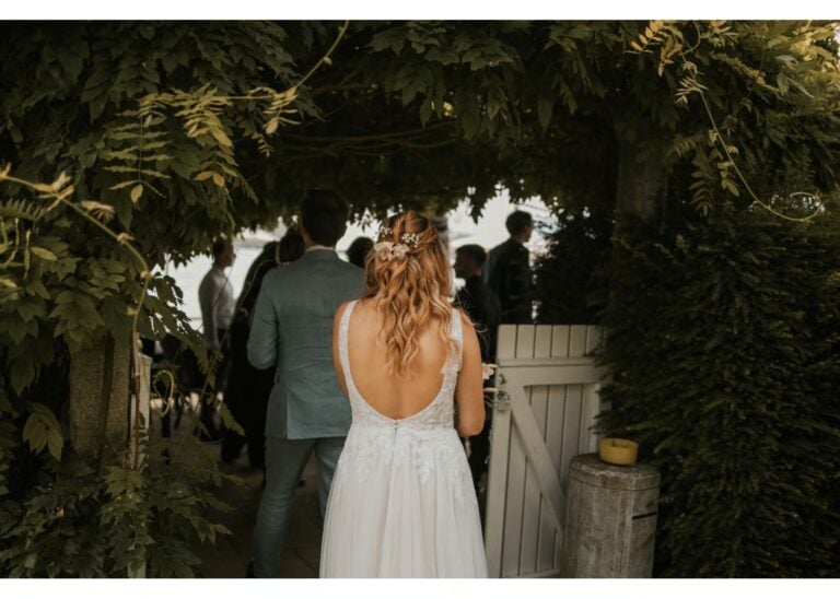 Braut mit halboffener Frisur auf dem Weg zur Outdoor Hochzeit
