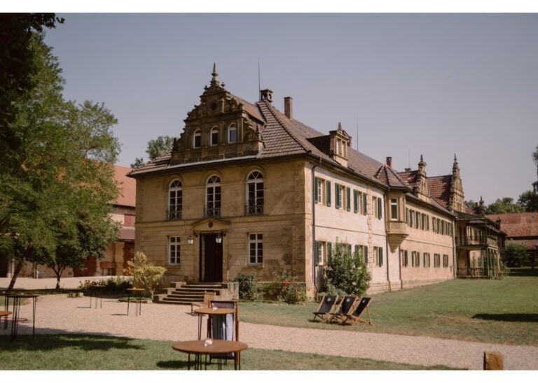 Historisches Herrenhaus mit Garten und aufgebautem Außenbereich für eine Hochzeit