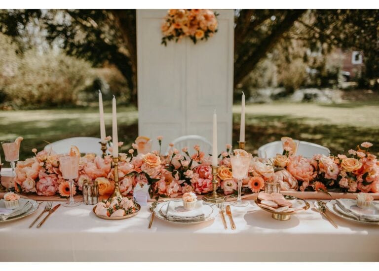 Festlich gedeckte Hochzeitstafel mit rosa Blumen und Kerzen im Freien