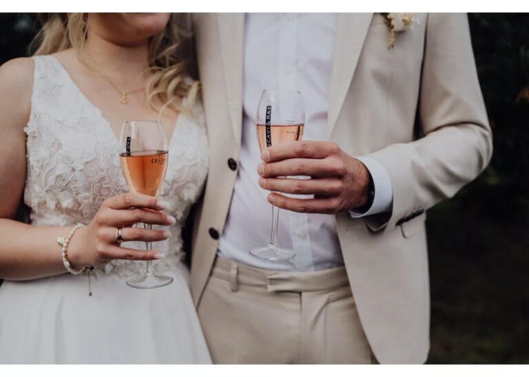Braut und Bräutigam stoßen mit Sektgläsern an
