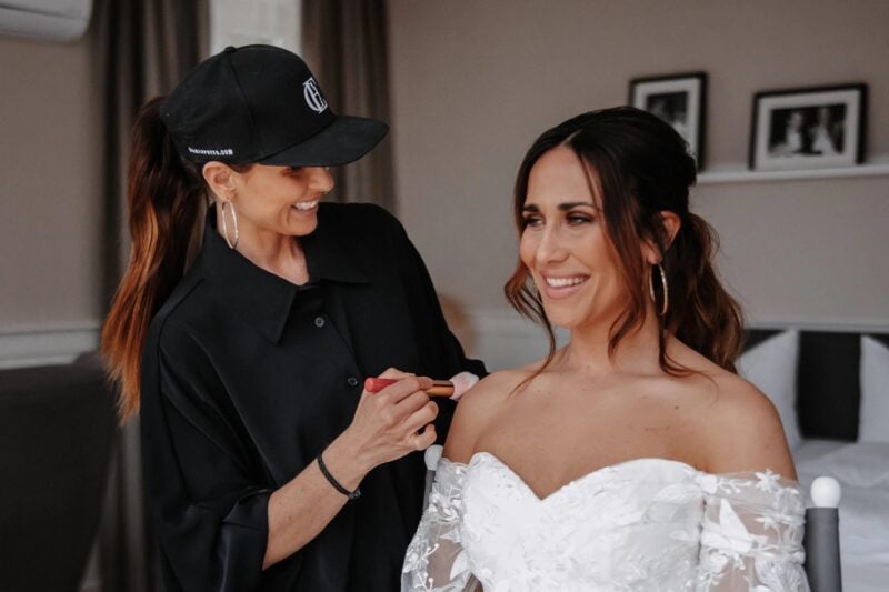 Make-up Artist trägt das Braut Make-up während der Hochzeitsvorbereitung auf