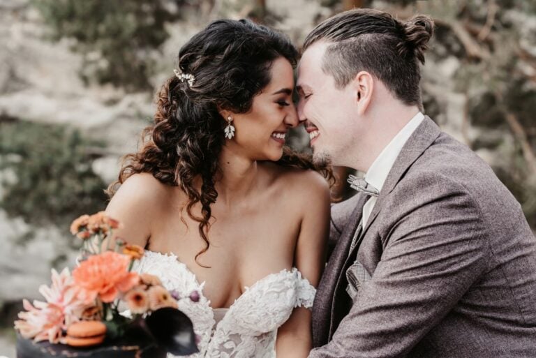 Brautpaar berührt lächelnd die Stirn aneinander während eines romantischen Hochzeitsshootings