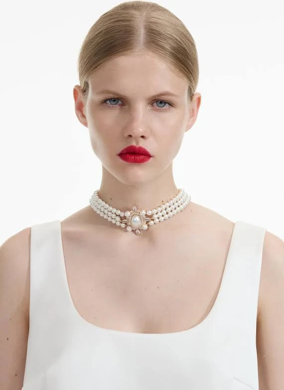 bride wearing a three-string pearl choker with a red lip