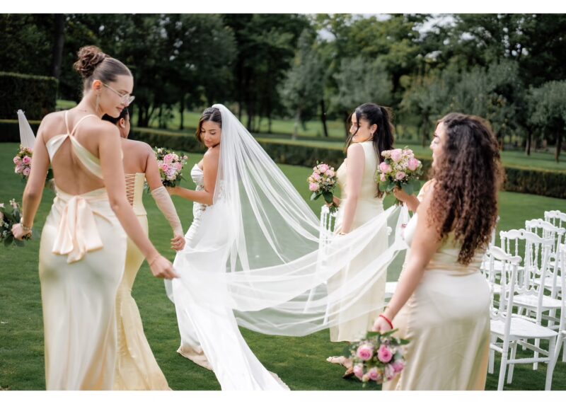 Braut und Brautjungfern mit Blumensträußen bei Outdoor-Hochzeit